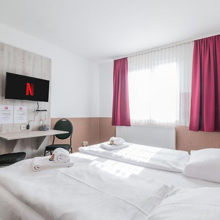 Hotel Cafe Galerie - Smart Tv - Free Parking Garbsen Exterior photo